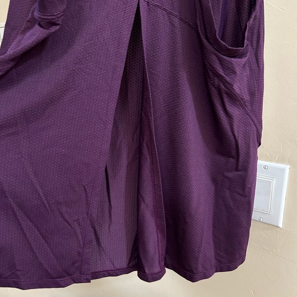 2 lulu tanks. Like new condition, light weight and great for layering. - Picture 4 of 5